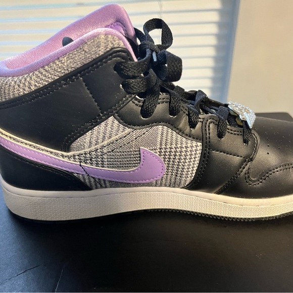 Air Jordan 1 Mid SE (GS) - Picture 4 of 16